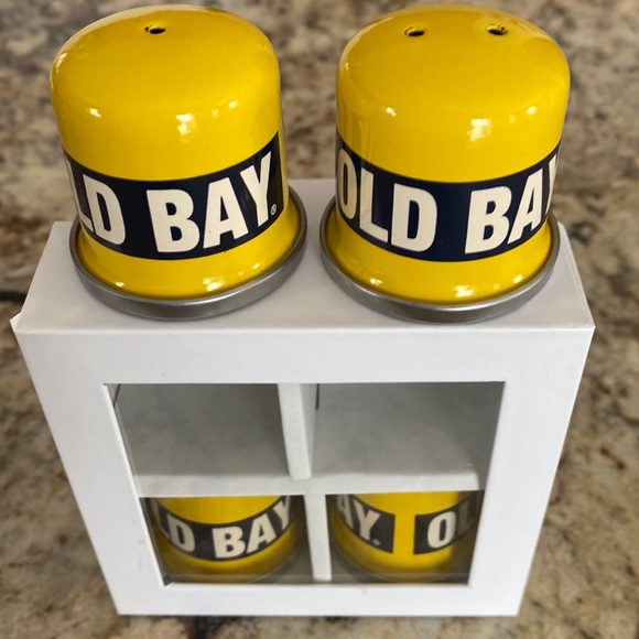 - NWOT Old Bay Golden Rabbit salt pepper shakers set of two. - Picture 2 of 3